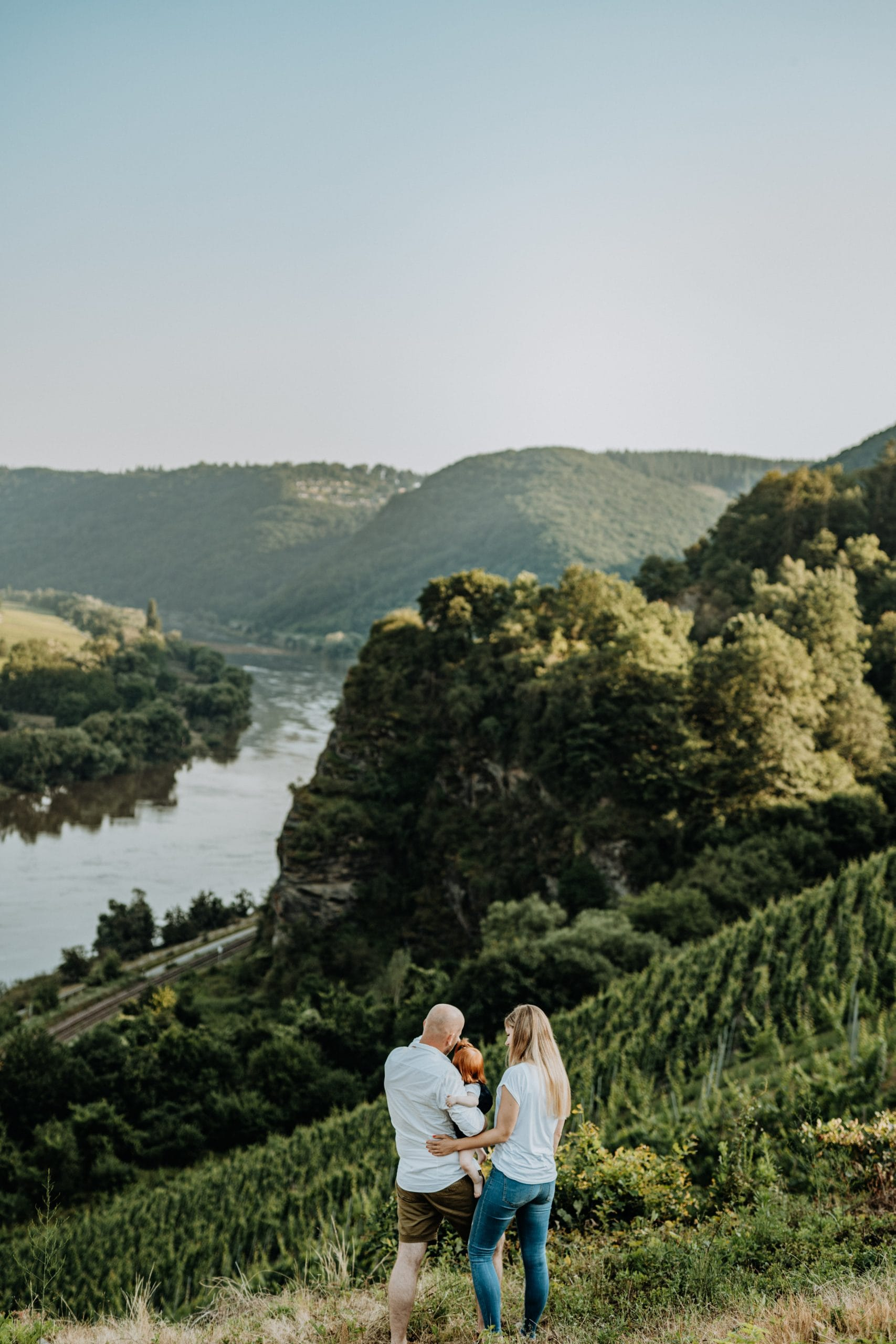 Winzerfamilie Meurer im Weinberg über dem Moseltal