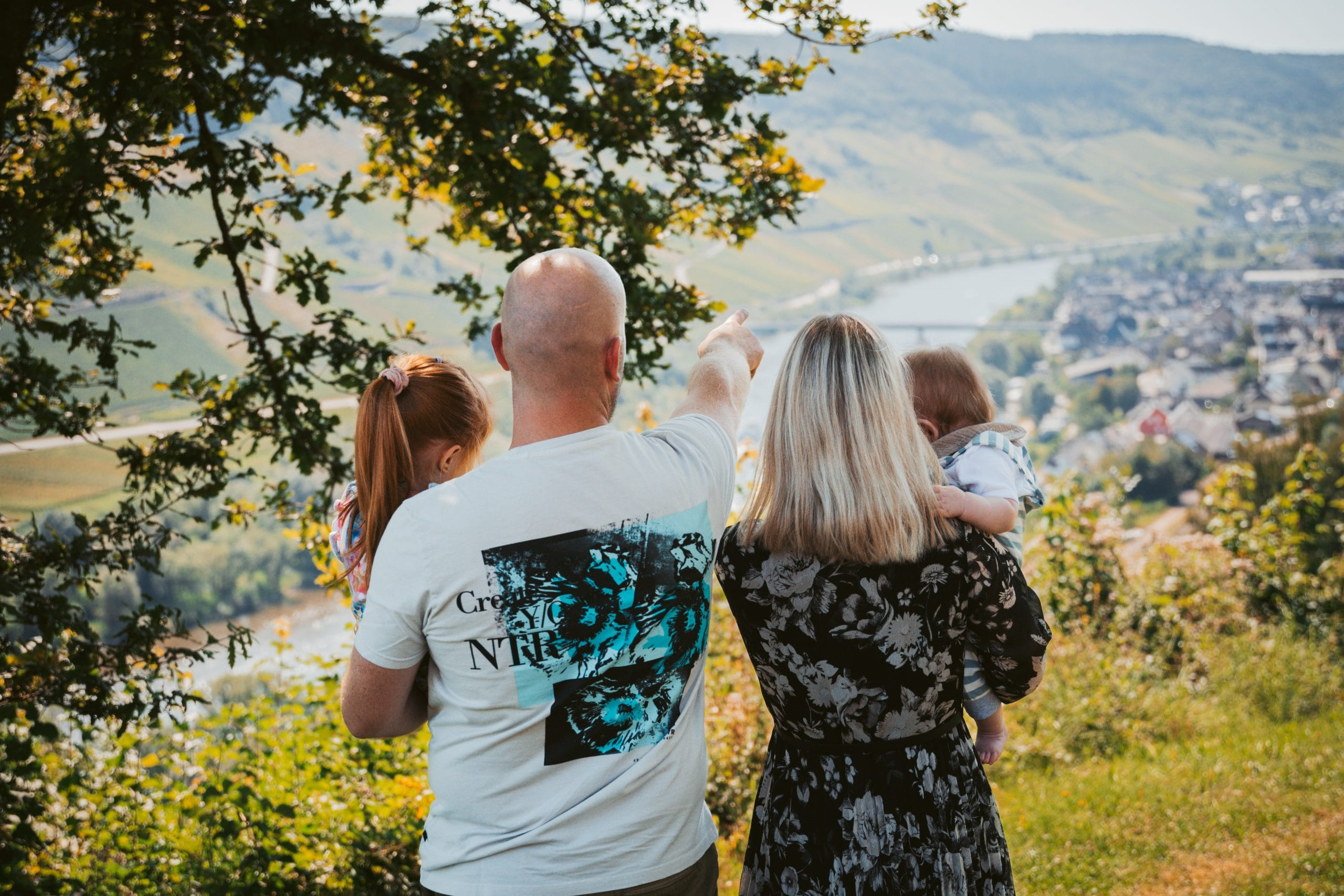 Winzerfamilie Meurer im Weinberg über dem Moseltal